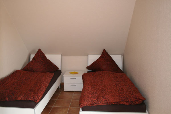 Schlafzimmer mit zwei Einzelbetten
